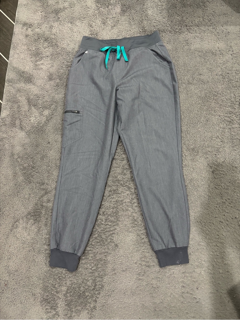 Medium FIGS Graphite Scrub Set - Picture 5 of 10